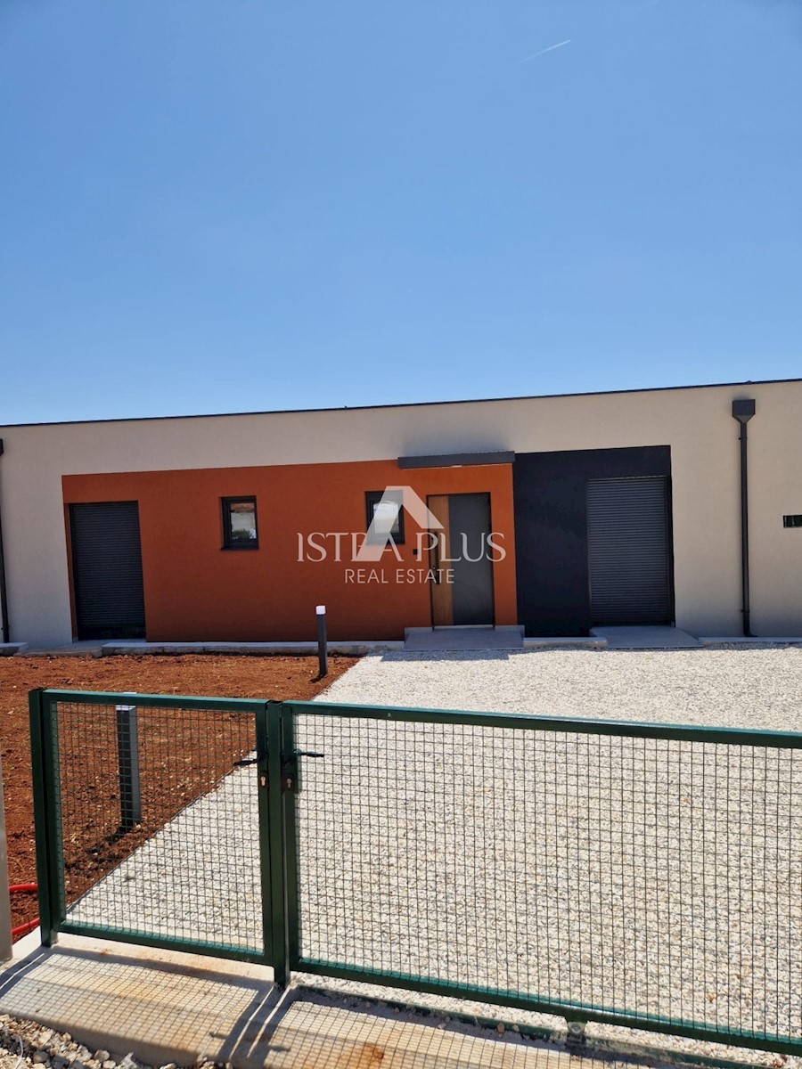Una casa contemporanea a un piano dal design moderno ai margini del villaggio con vista aperta