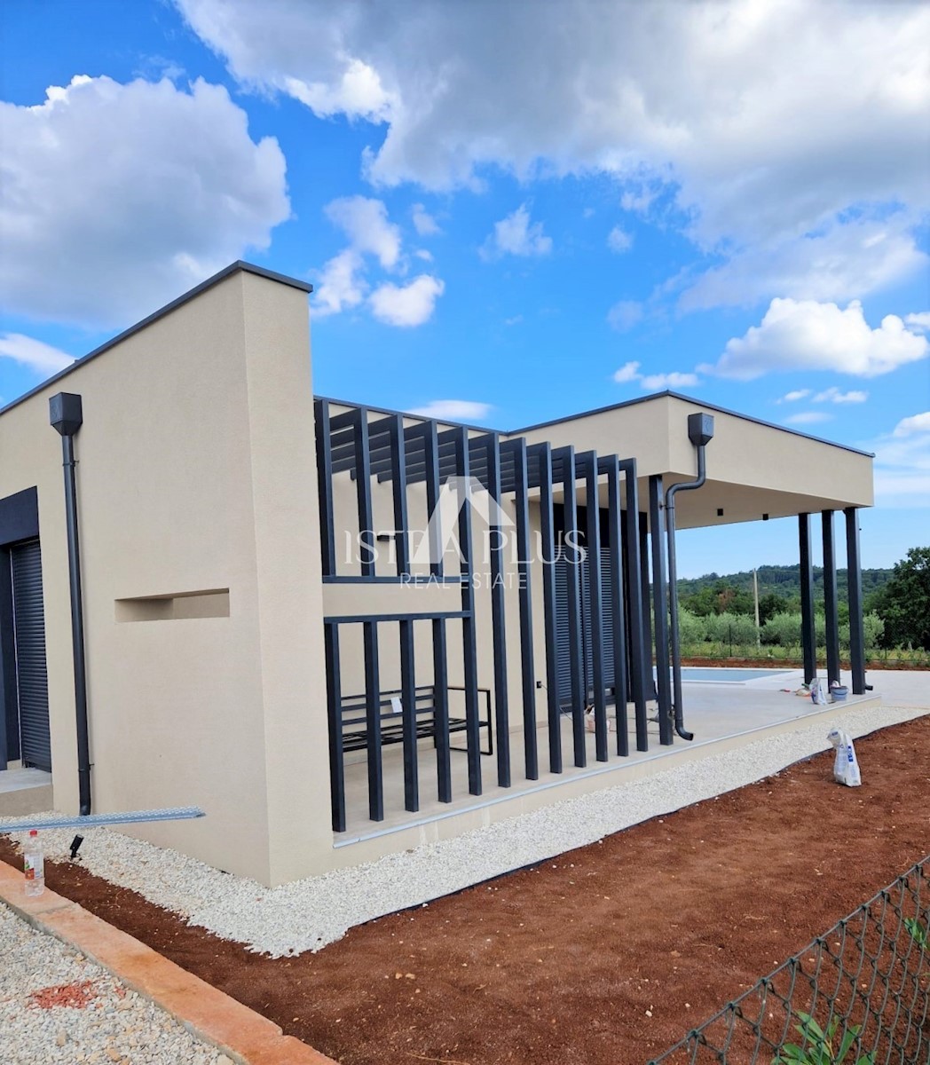 Una casa contemporanea a un piano dal design moderno ai margini del villaggio con vista aperta