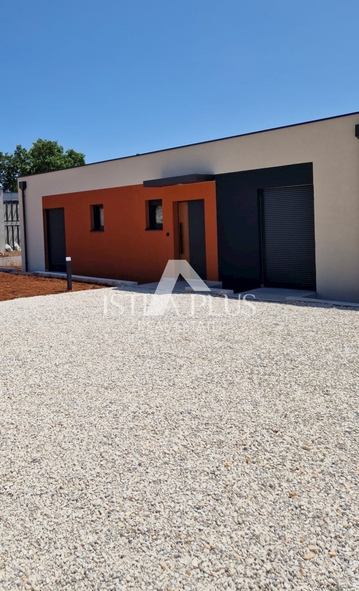 Una casa contemporanea a un piano dal design moderno ai margini del villaggio con vista aperta