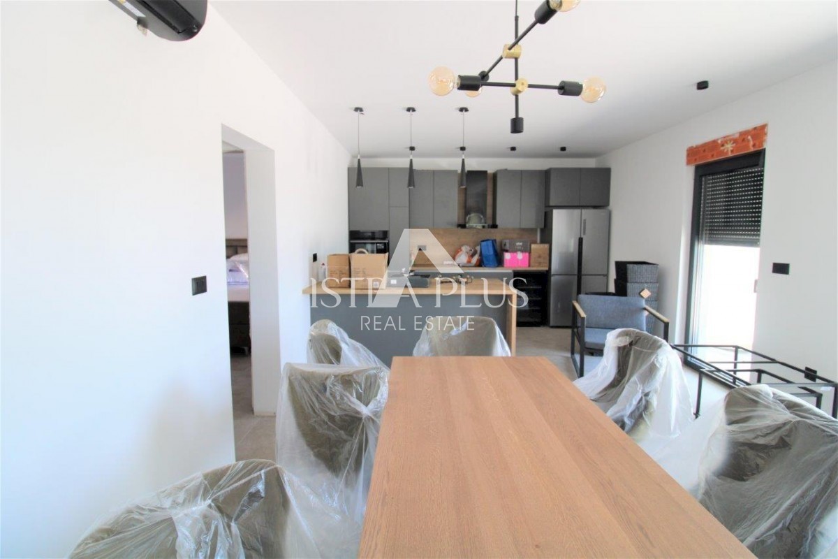 Una casa contemporanea a un piano dal design moderno ai margini del villaggio con vista aperta