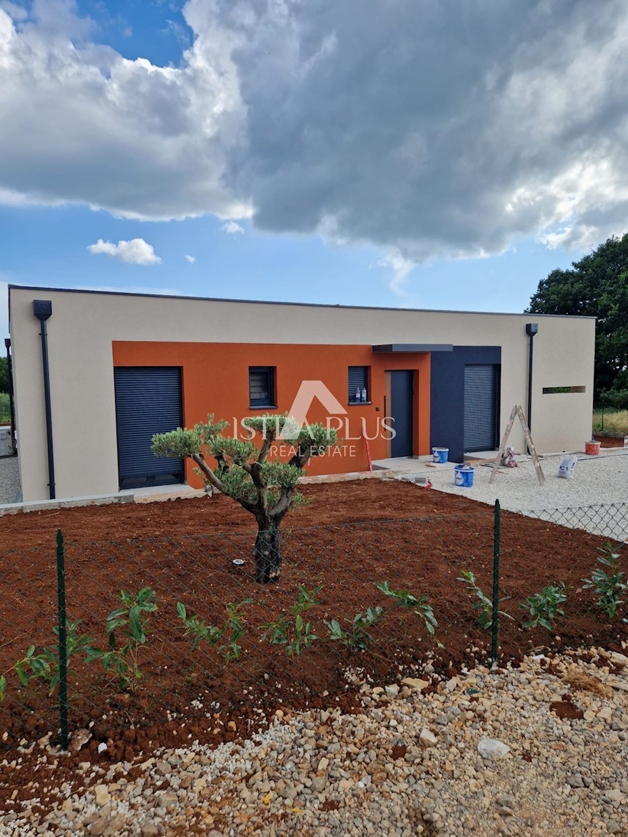 Una casa contemporanea a un piano dal design moderno ai margini del villaggio con vista aperta
