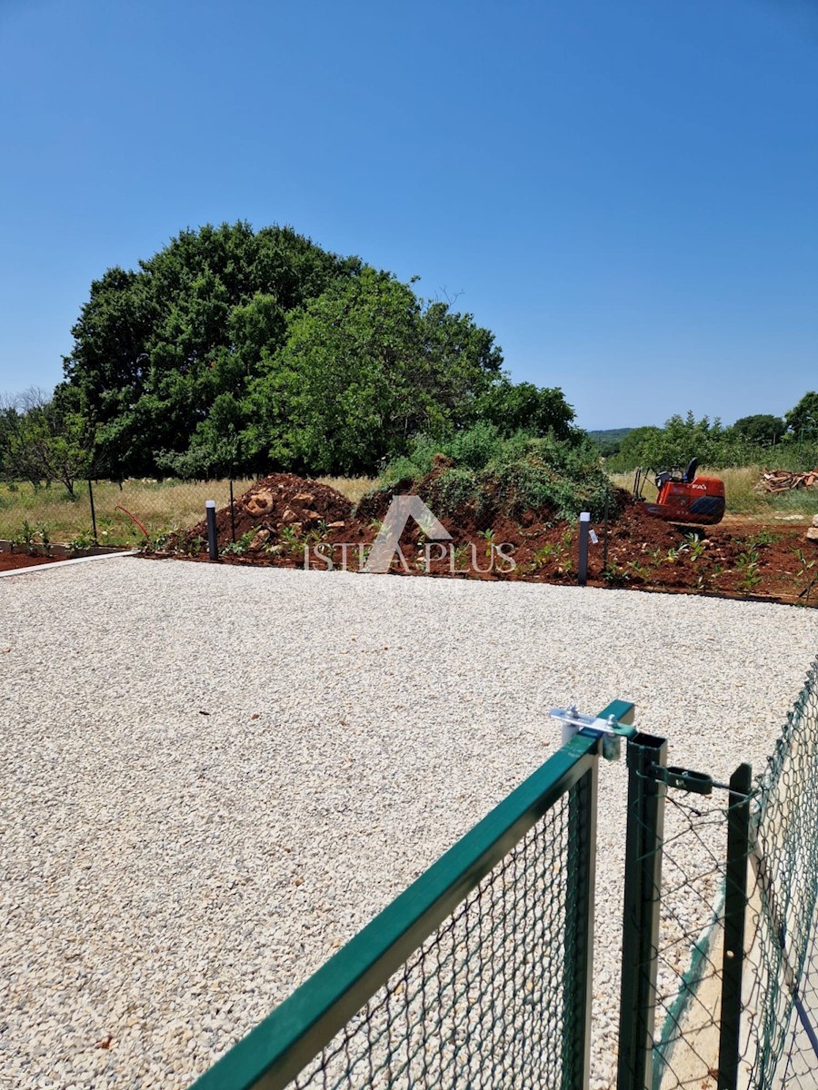 Una casa contemporanea a un piano dal design moderno ai margini del villaggio con vista aperta