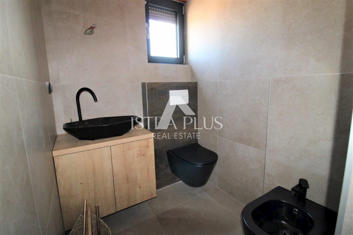 Una casa contemporanea a un piano dal design moderno ai margini del villaggio con vista aperta
