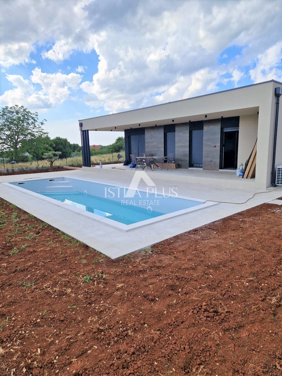 Una casa contemporanea a un piano dal design moderno ai margini del villaggio con vista aperta