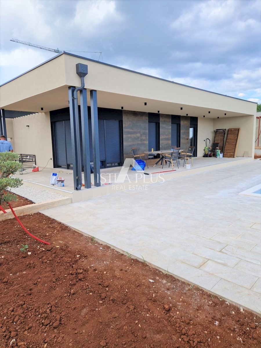 Una casa contemporanea a un piano dal design moderno ai margini del villaggio con vista aperta