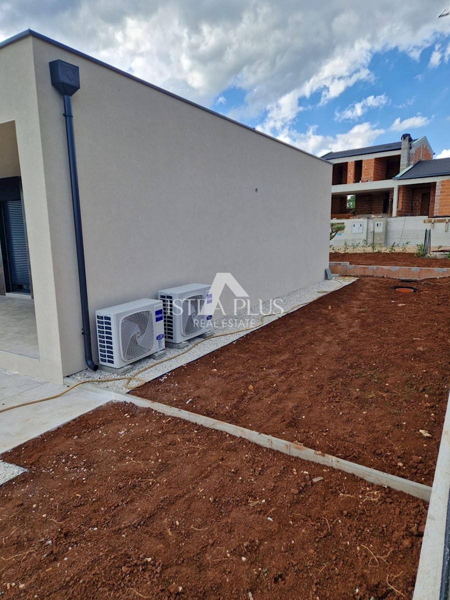 Una casa contemporanea a un piano dal design moderno ai margini del villaggio con vista aperta