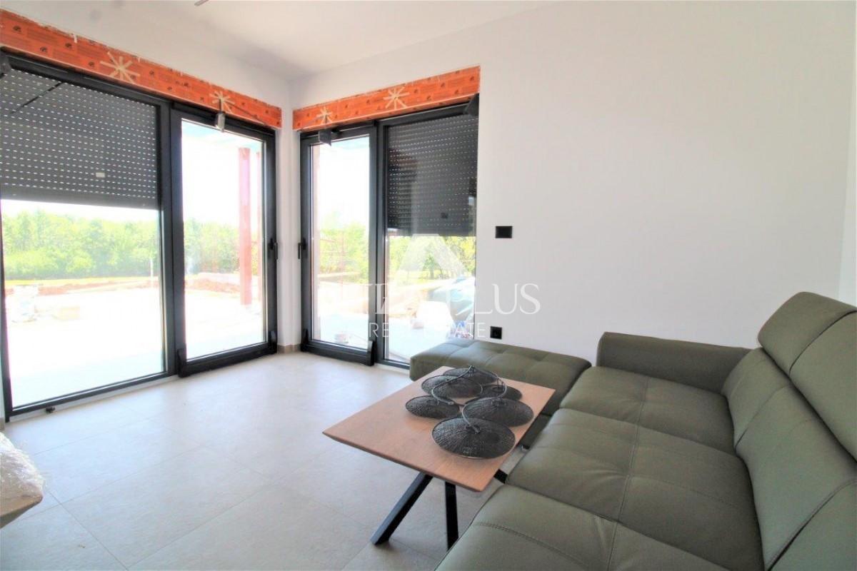 Una casa contemporanea a un piano dal design moderno ai margini del villaggio con vista aperta
