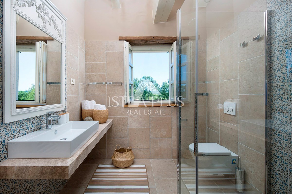 Villa con piscina e zona sportiva