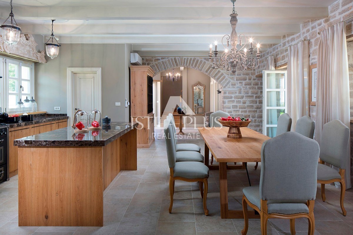 Villa con piscina e zona sportiva