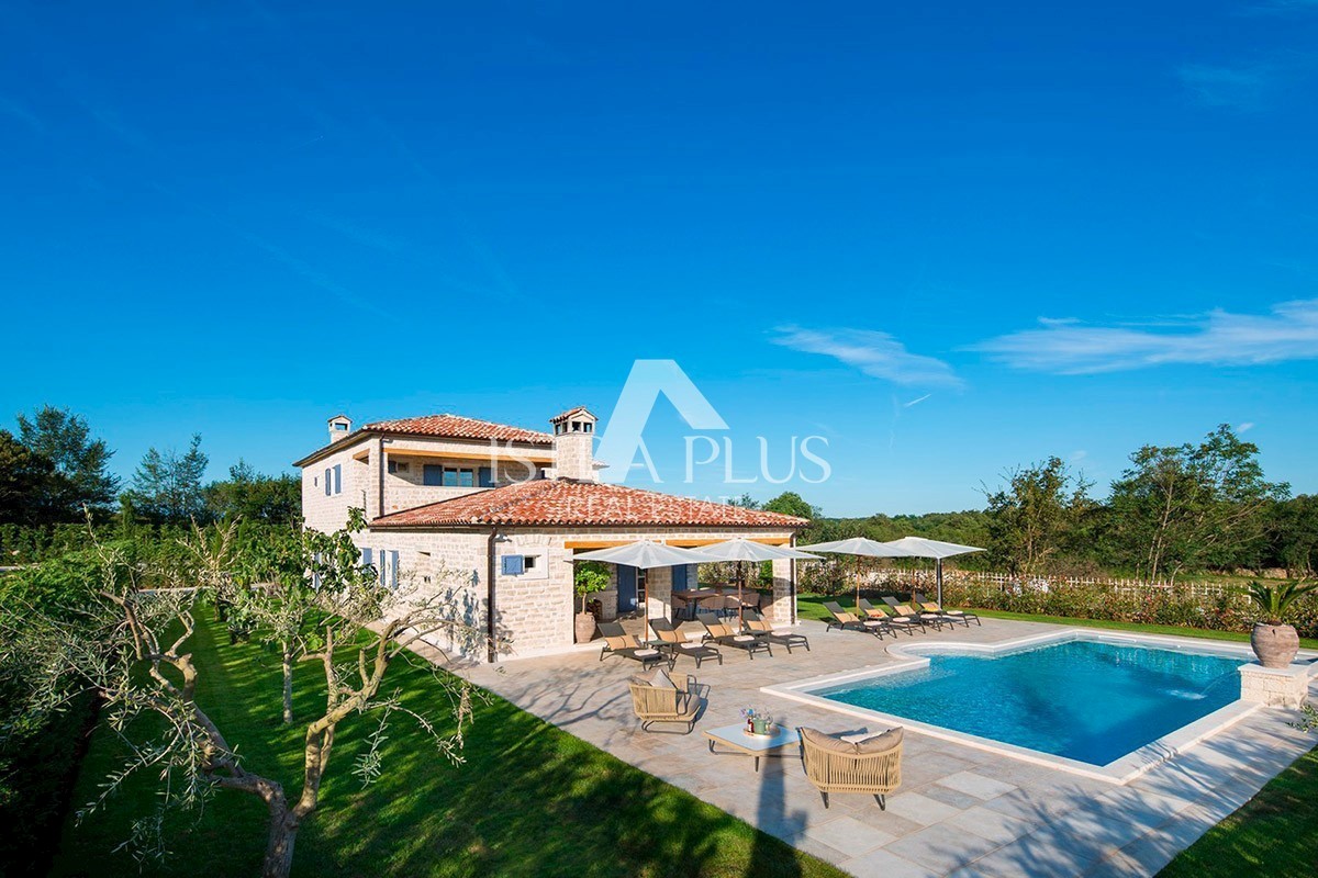 Villa con piscina e zona sportiva