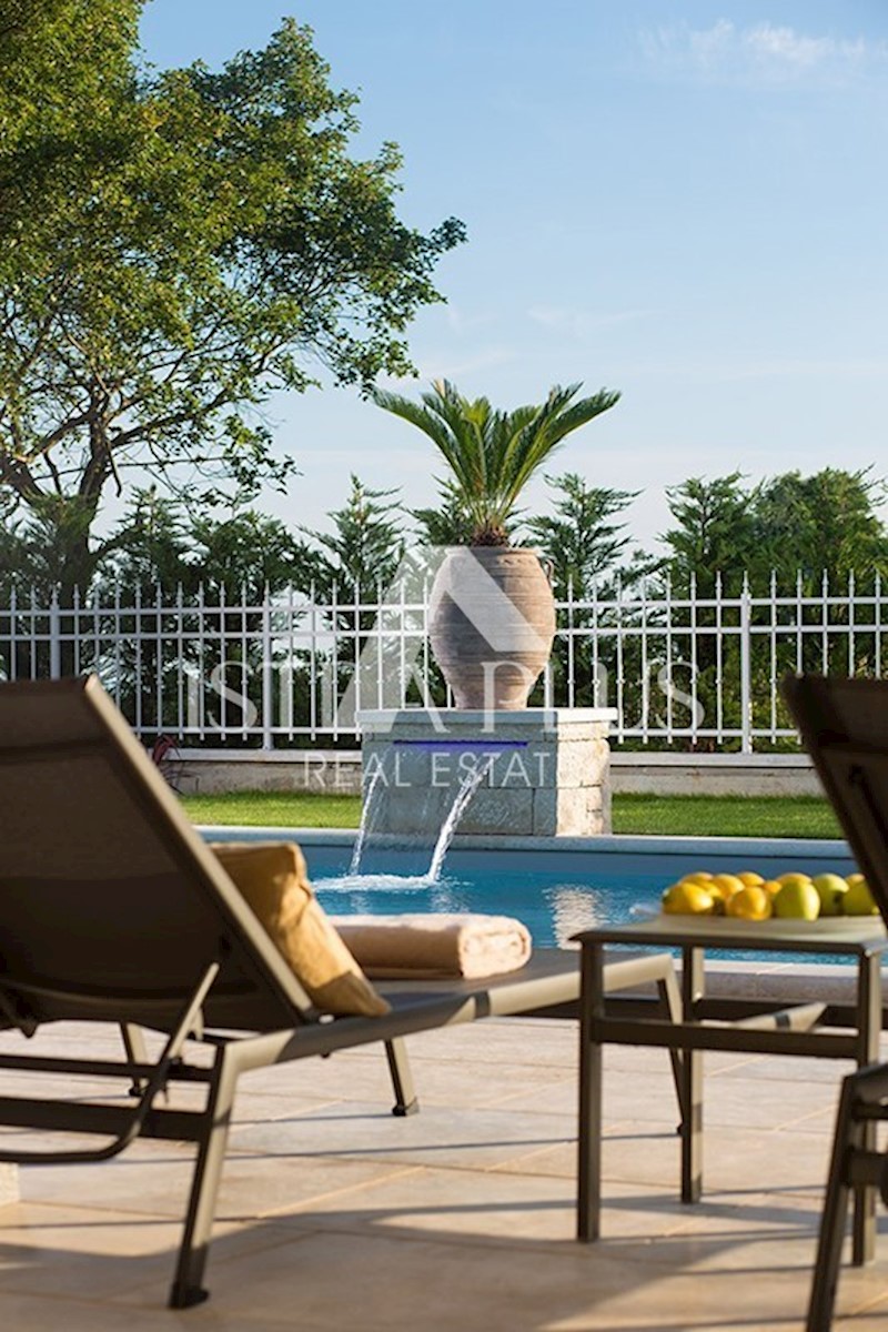 Villa con piscina e zona sportiva