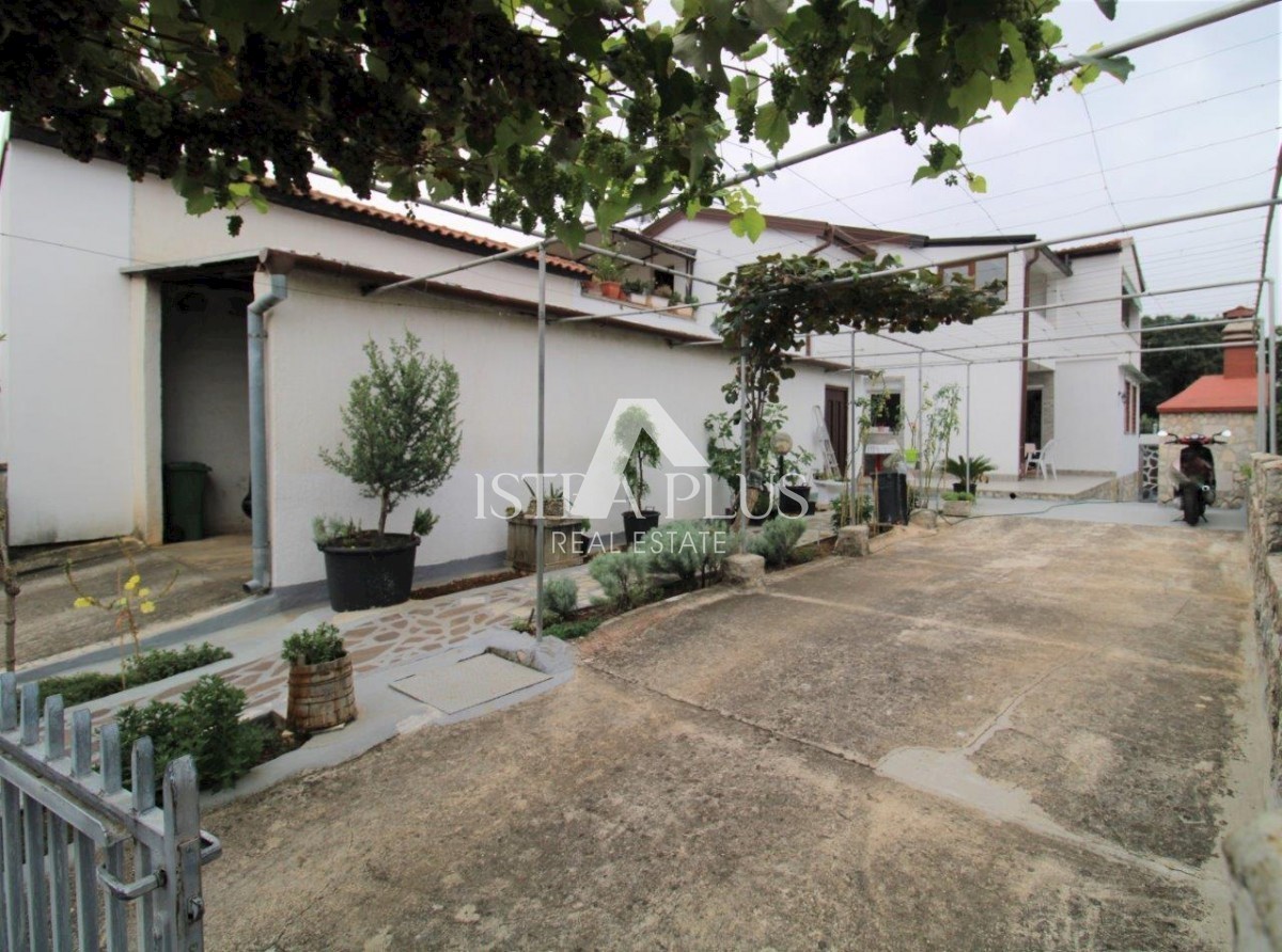 Casa bifamiliare con garage a 1500m dal mare
