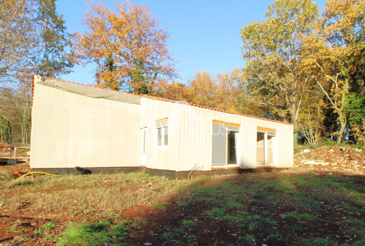 Casa prefabbricata con piscina in una posizione tranquilla - intorno a Tinjan