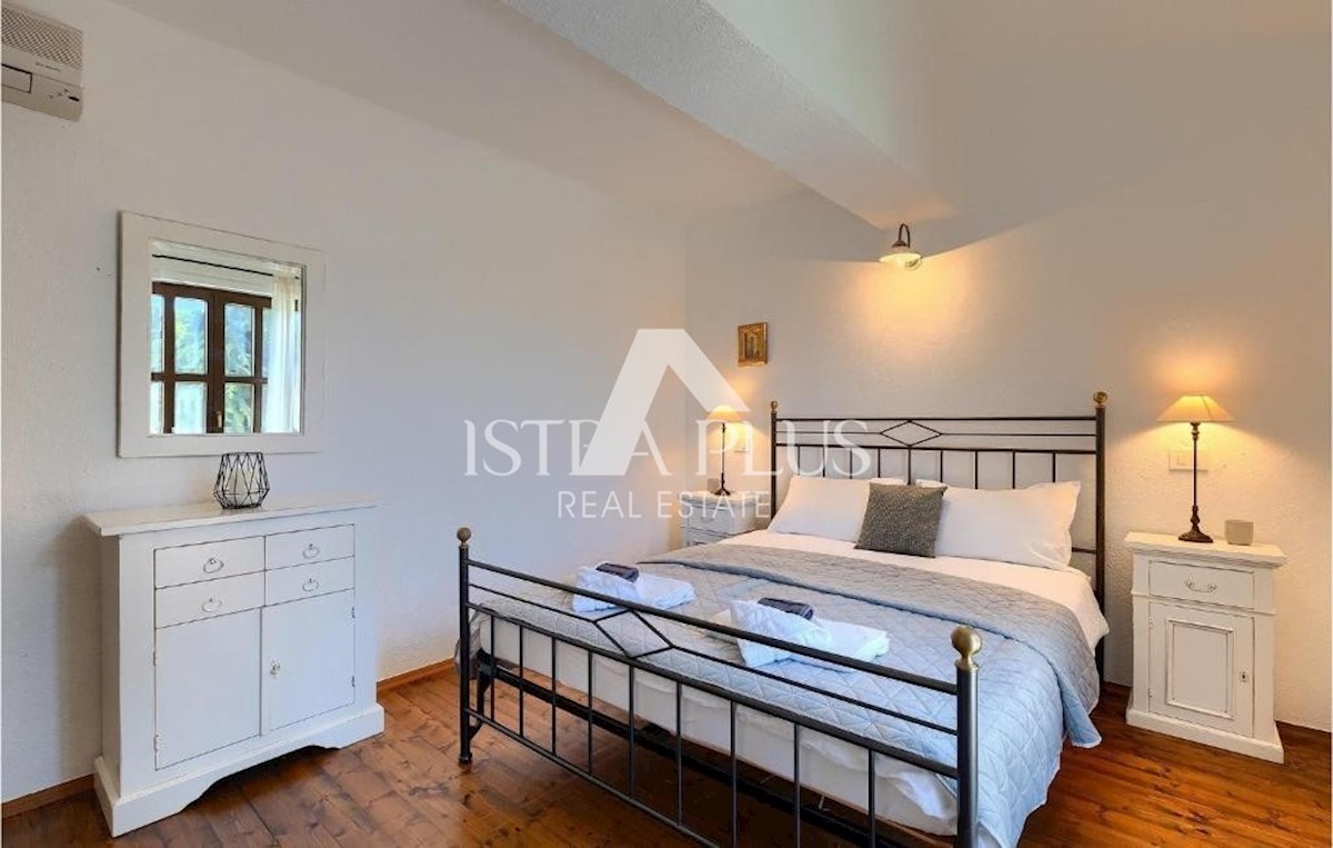 Villa in pietra su una collina con vista sul mare, Visignano, Istria