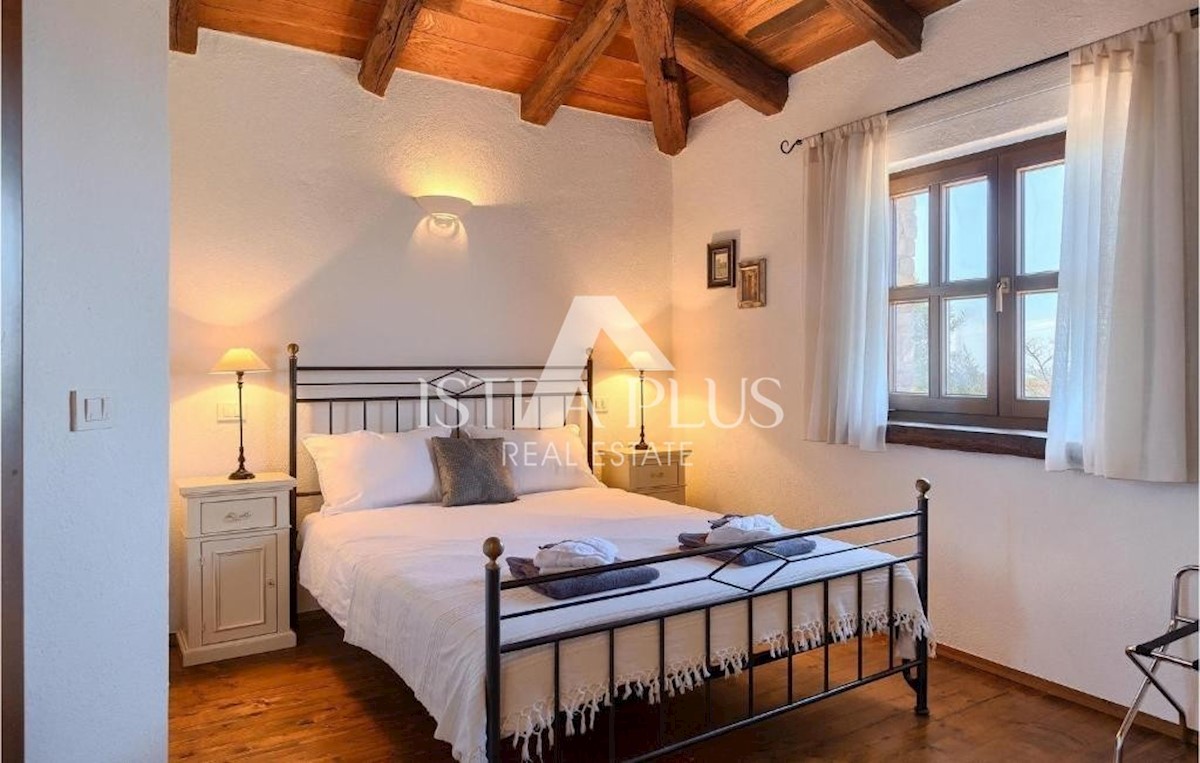 Villa in pietra su una collina con vista sul mare, Visignano, Istria
