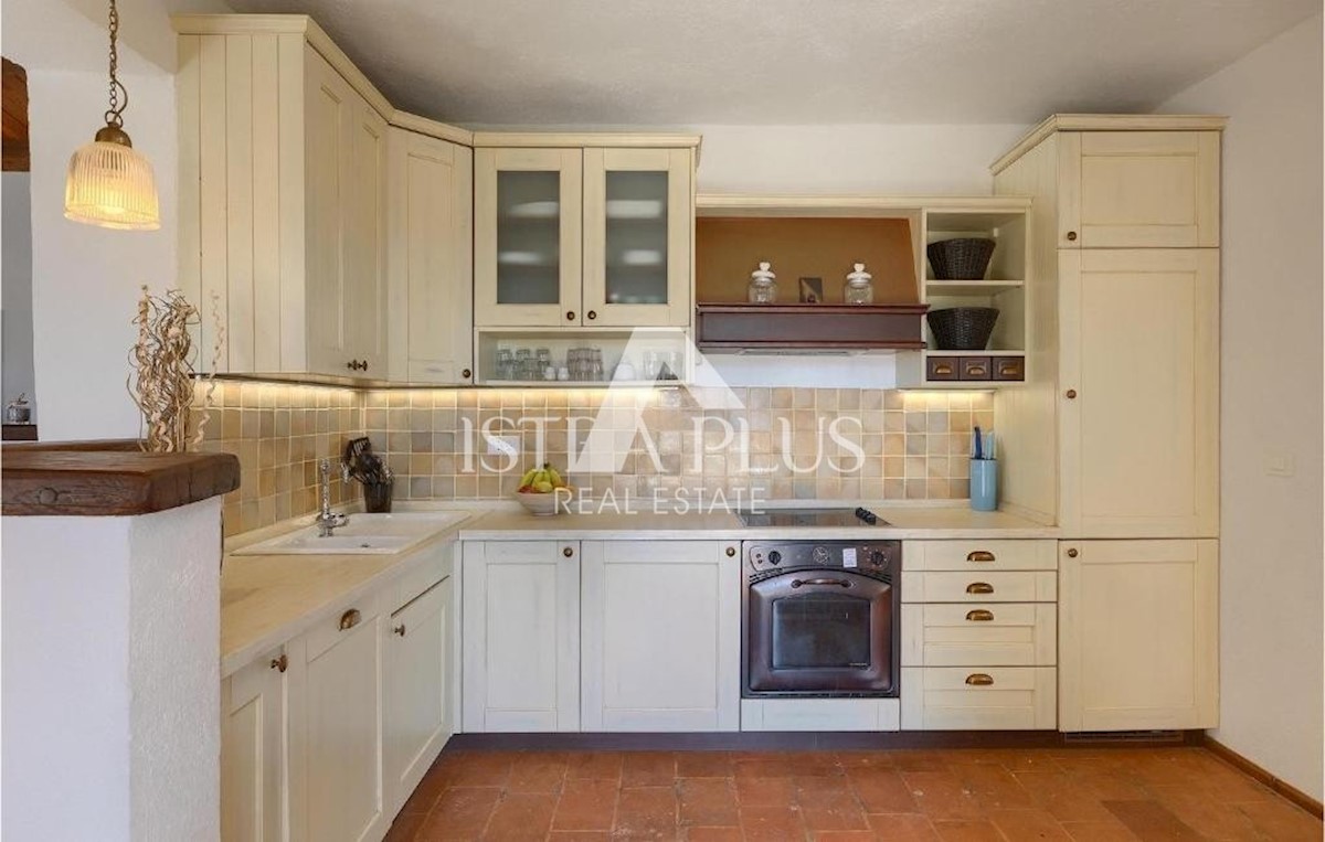Villa in pietra su una collina con vista sul mare, Visignano, Istria