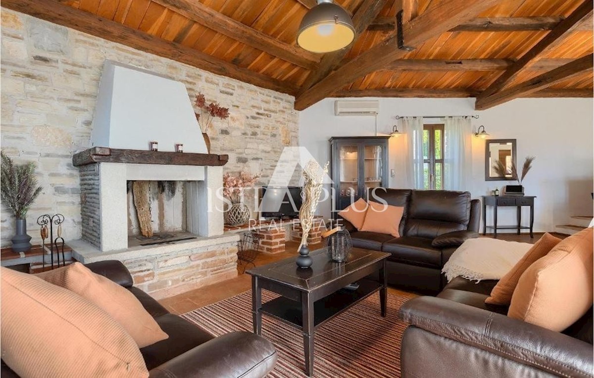 Villa in pietra su una collina con vista sul mare, Visignano, Istria