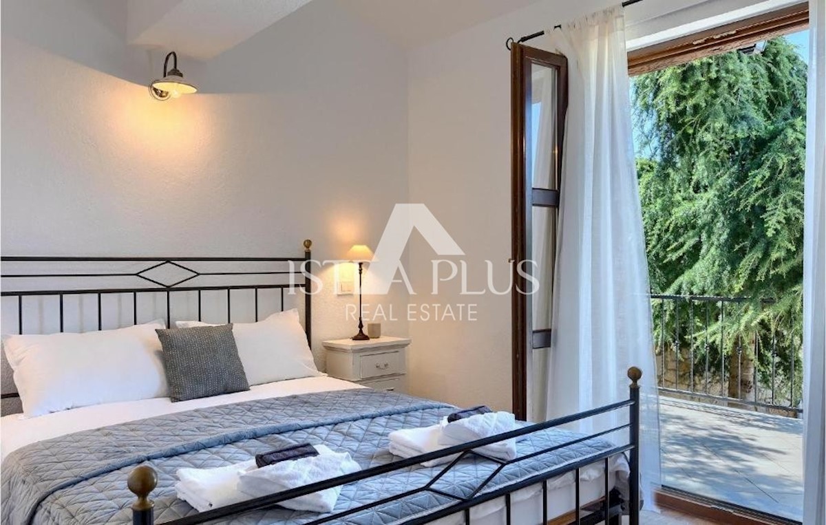 Villa in pietra su una collina con vista sul mare, Visignano, Istria