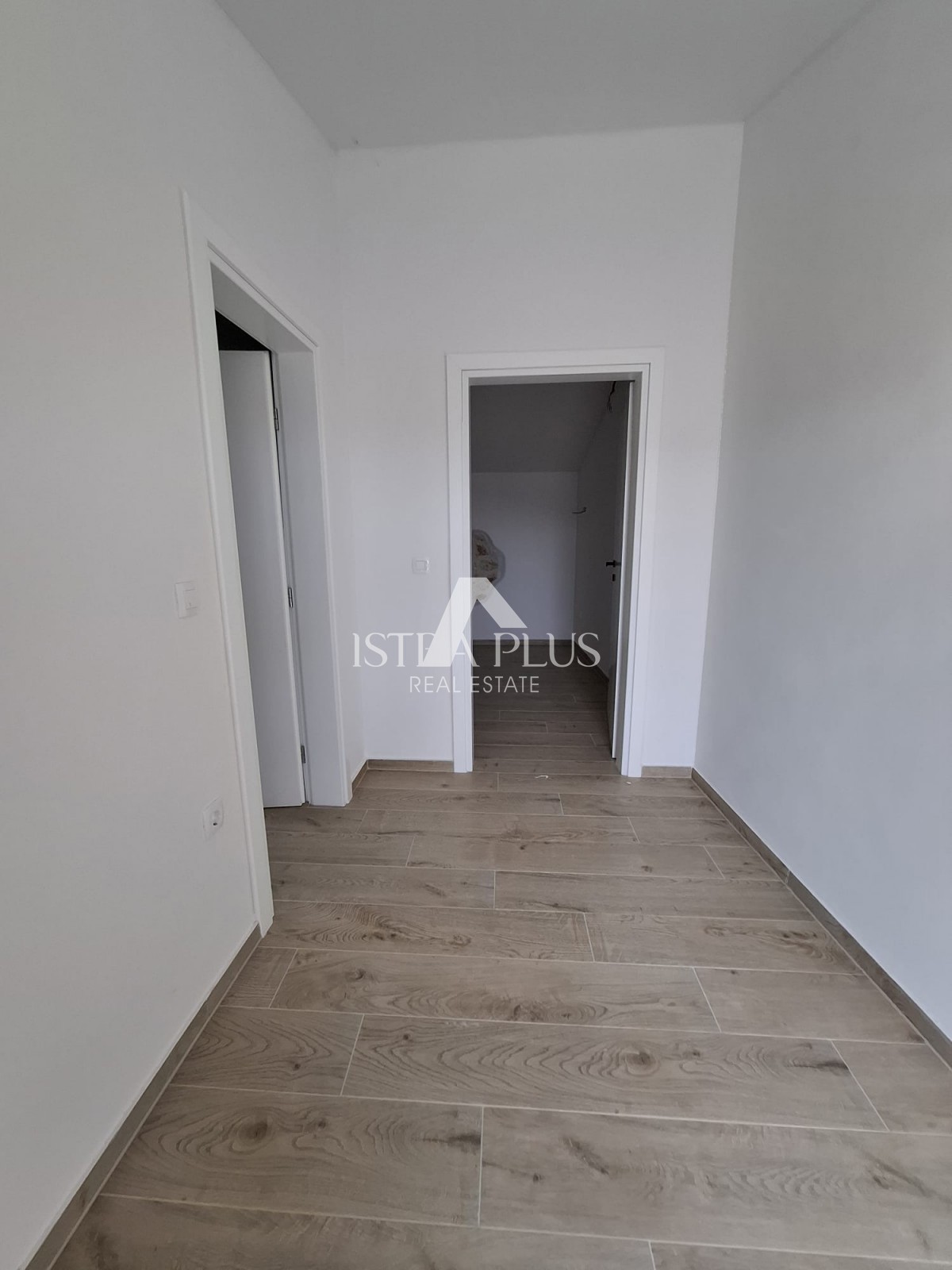 Casa bifamiliare familiare vicino a Parenzo, 6 km