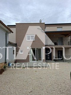 Casa bifamiliare familiare vicino a Parenzo, 6 km