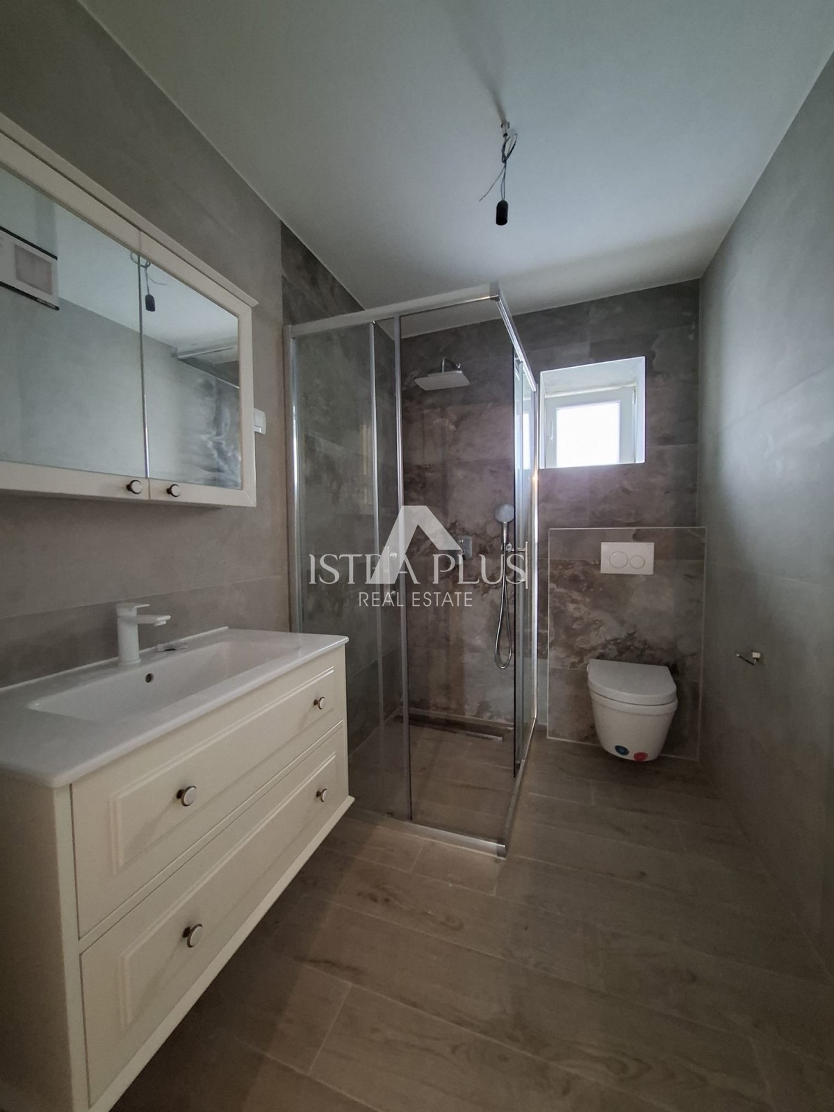 Casa bifamiliare familiare vicino a Parenzo, 6 km