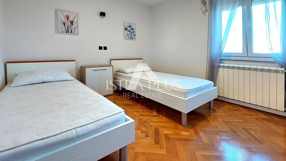 Istria, Parenzo, immediate vicinanze 4 km - Appartamento 116m2 con cortile 75m2, riscaldamento centralizzato, 2 posti auto