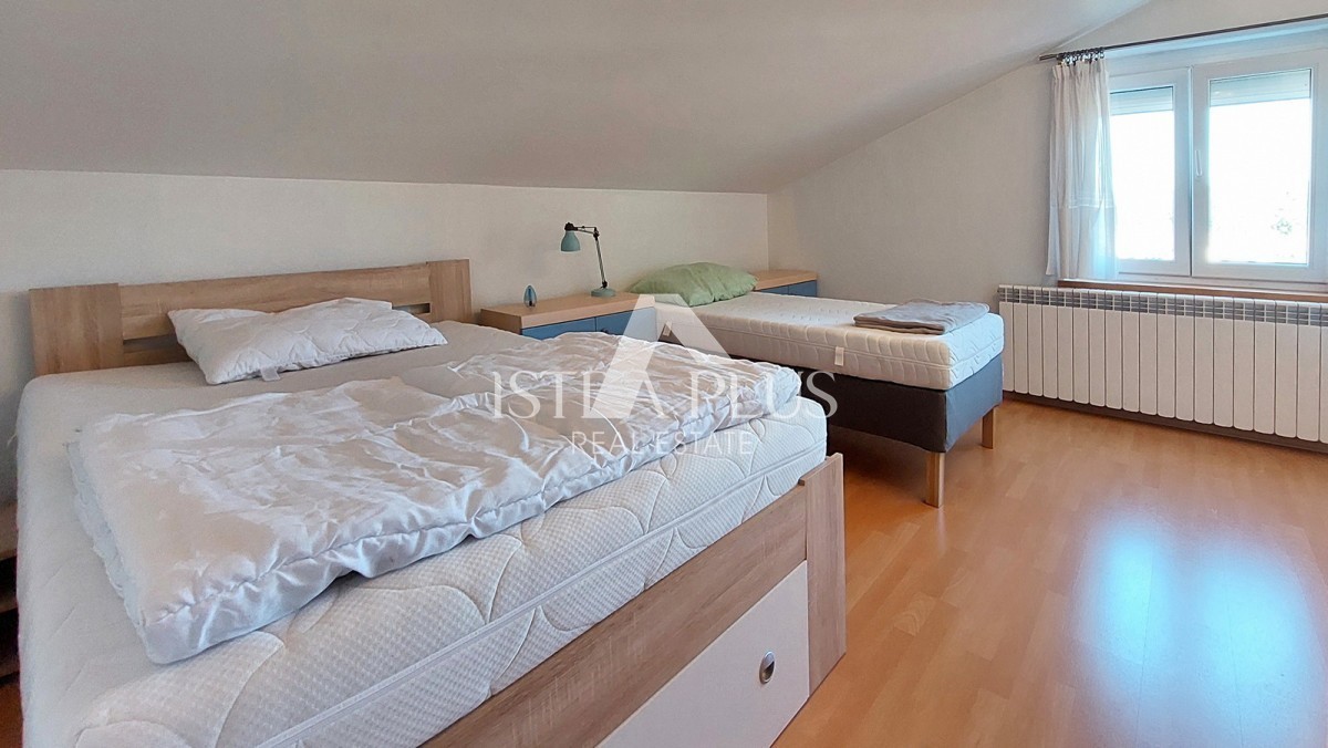 Istria, Parenzo, immediate vicinanze 4 km - Appartamento 116m2 con cortile 75m2, riscaldamento centralizzato, 2 posti auto