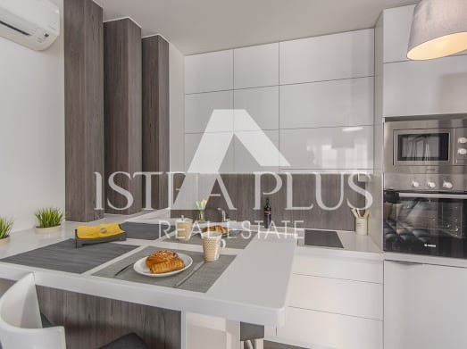 In offerta esclusiva! Lussuoso appartamento con ascensore a 200 m dal mare Parenzo, Istria!