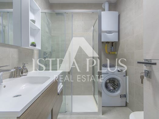 In offerta esclusiva! Lussuoso appartamento con ascensore a 200 m dal mare Parenzo, Istria!