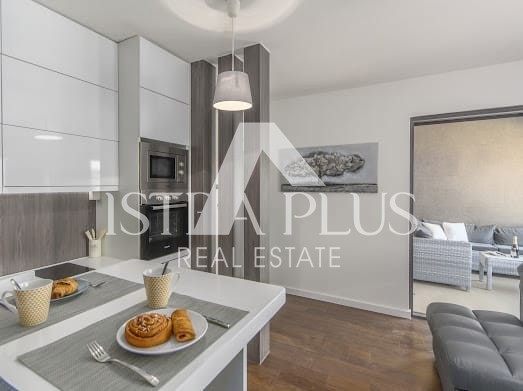 In offerta esclusiva! Lussuoso appartamento con ascensore a 200 m dal mare Parenzo, Istria!