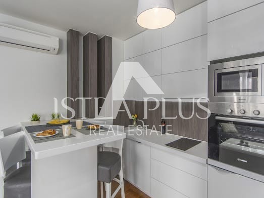 In offerta esclusiva! Lussuoso appartamento con ascensore a 200 m dal mare Parenzo, Istria!