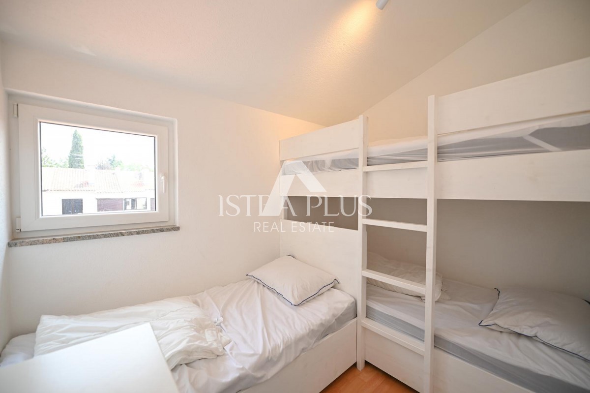 Červar Porat - appartamento con quattro camere da letto e giardino, completamente ristrutturato!