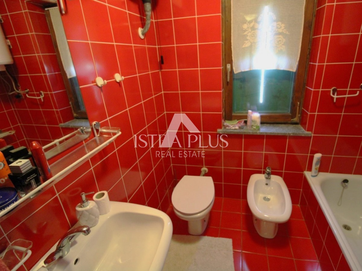 Offerta esclusiva dall'agenzia - Bellissima casa familiare in un tranquillo sobborgo di Parenzo
