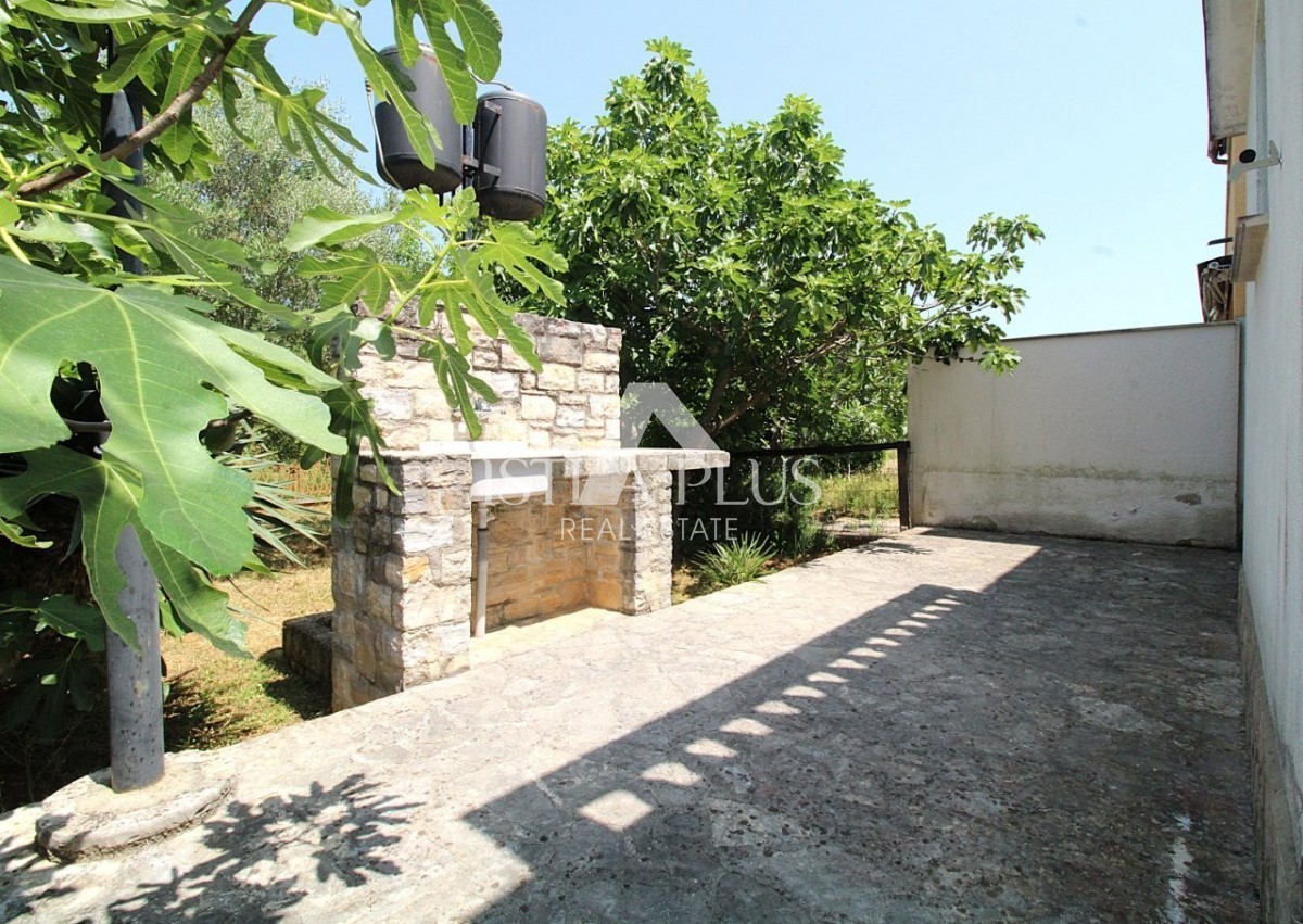 Offerta esclusiva dall'agenzia - Bellissima casa familiare in un tranquillo sobborgo di Parenzo