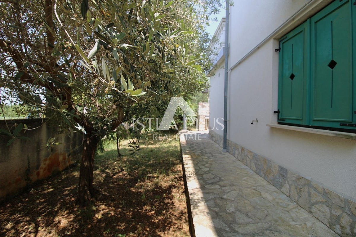 Offerta esclusiva dall'agenzia - Bellissima casa familiare in un tranquillo sobborgo di Parenzo