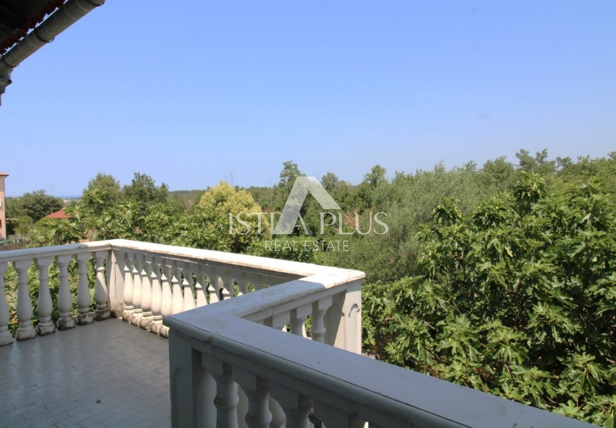 Offerta esclusiva dall'agenzia - Bellissima casa familiare in un tranquillo sobborgo di Parenzo