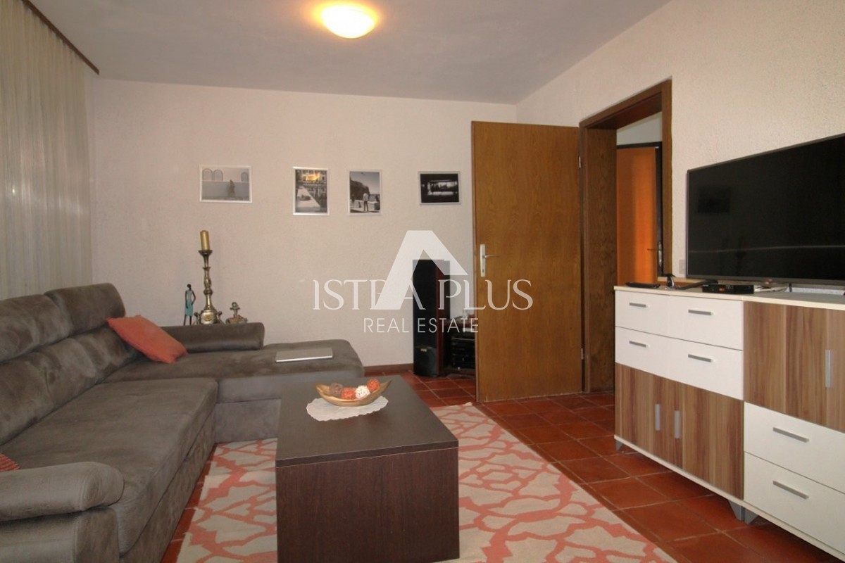 Offerta esclusiva dall'agenzia - Bellissima casa familiare in un tranquillo sobborgo di Parenzo