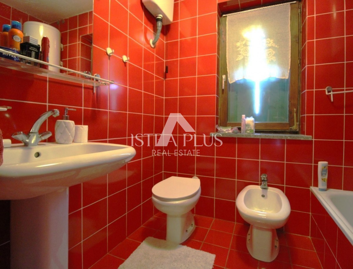 Offerta esclusiva dall'agenzia - Bellissima casa familiare in un tranquillo sobborgo di Parenzo