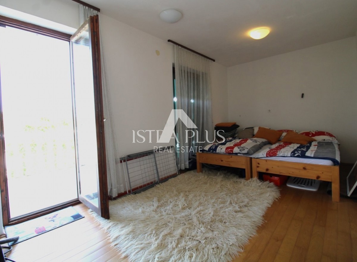 Offerta esclusiva dall'agenzia - Bellissima casa familiare in un tranquillo sobborgo di Parenzo