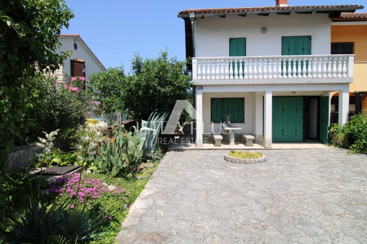 Offerta esclusiva dall'agenzia - Bellissima casa familiare in un tranquillo sobborgo di Parenzo