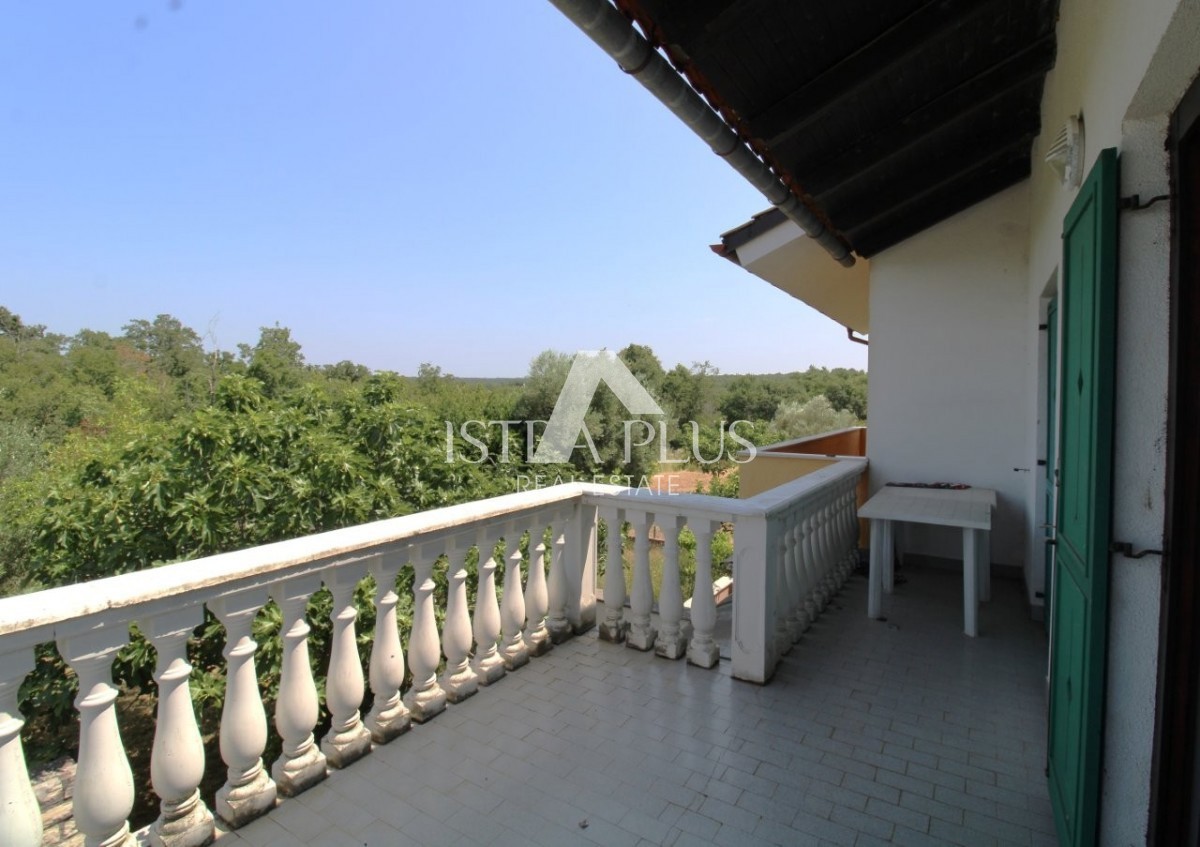Offerta esclusiva dall'agenzia - Bellissima casa familiare in un tranquillo sobborgo di Parenzo