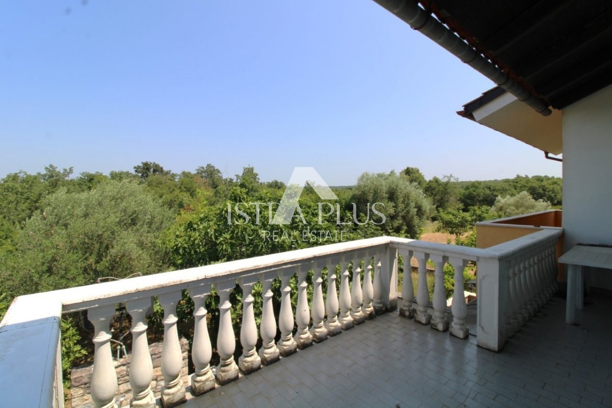Offerta esclusiva dall'agenzia - Bellissima casa familiare in un tranquillo sobborgo di Parenzo