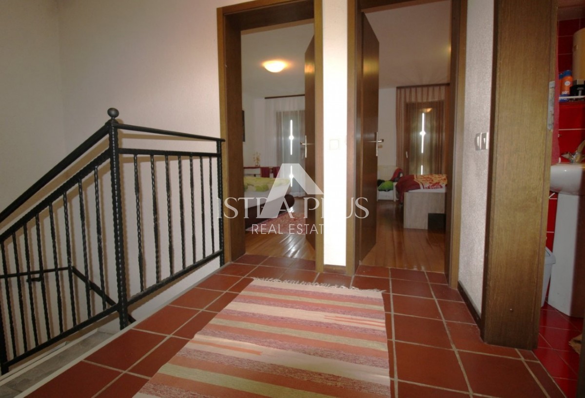 Offerta esclusiva dall'agenzia - Bellissima casa familiare in un tranquillo sobborgo di Parenzo