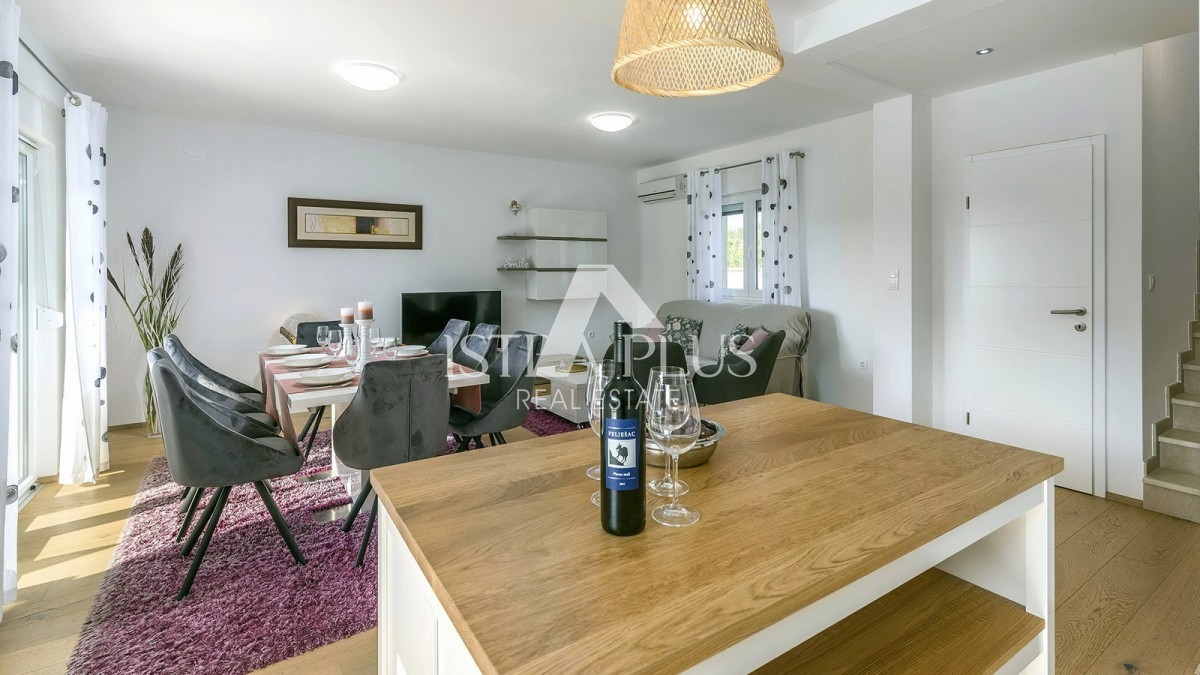 Poreč-Parenzo, casa indipendente di 134 m2 con piscina