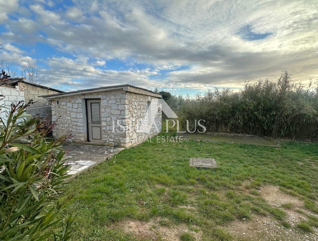 Istria, zona Parenzo - casa a un piano con dependance su un bellissimo terreno!!