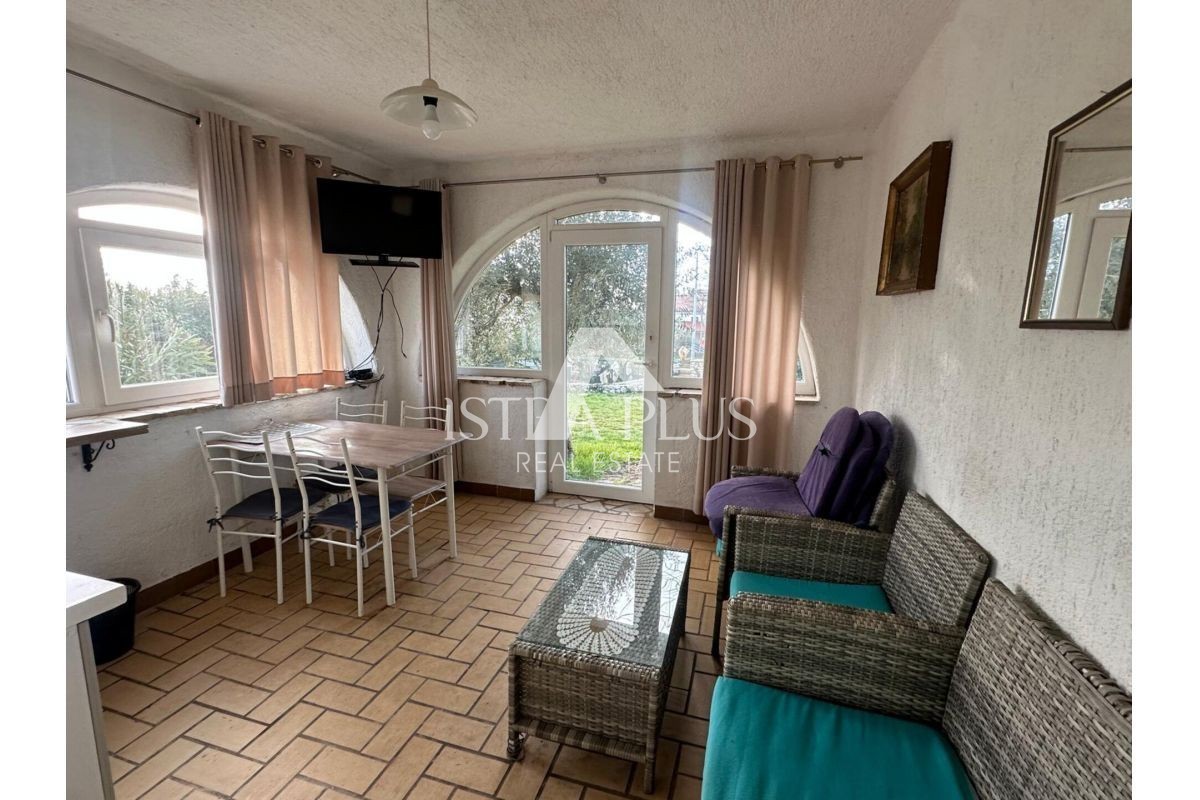 Istria, zona Parenzo - casa a un piano con dependance su un bellissimo terreno!!