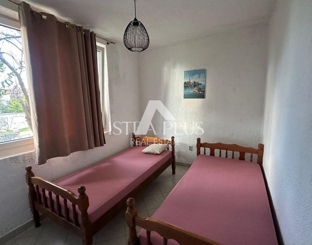 Istria, zona Parenzo - casa a un piano con dependance su un bellissimo terreno!!