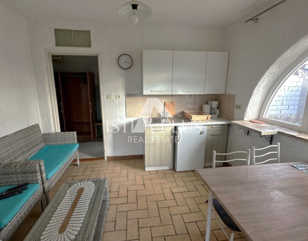 Istria, zona Parenzo - casa a un piano con dependance su un bellissimo terreno!!