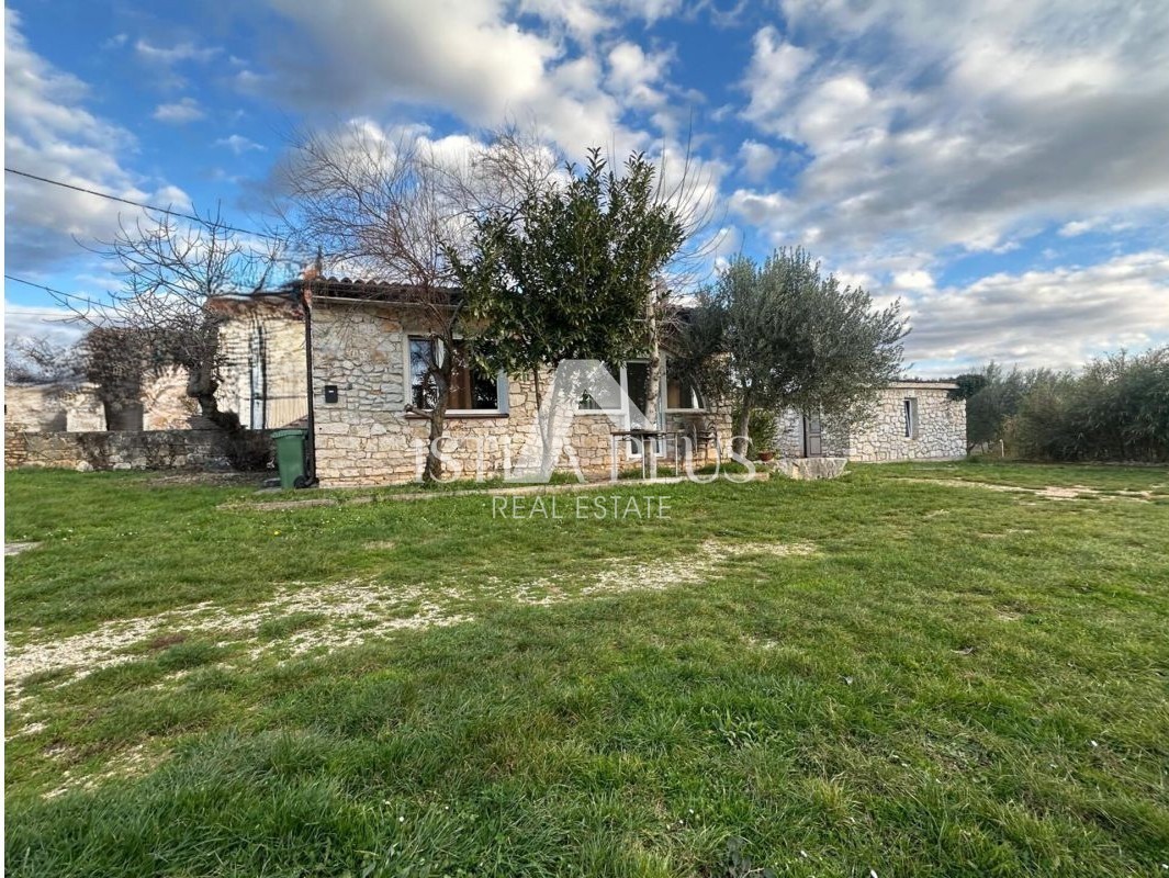 Istria, zona Parenzo - casa a un piano con dependance su un bellissimo terreno!!