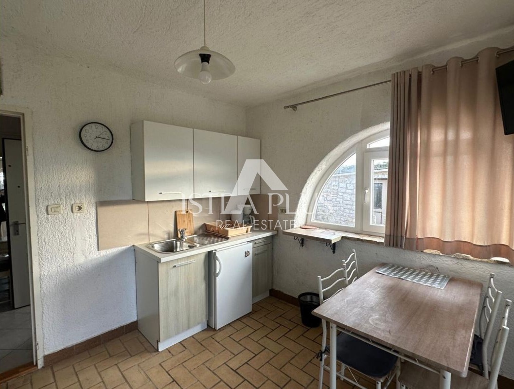 Istria, zona Parenzo - casa a un piano con dependance su un bellissimo terreno!!